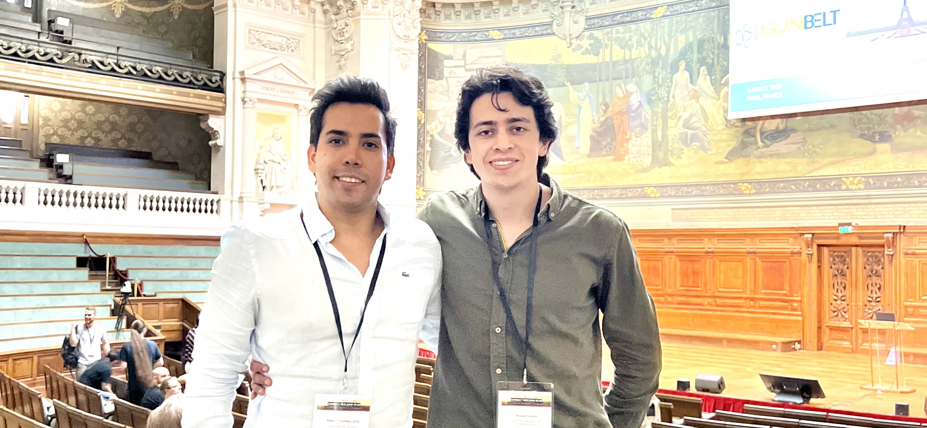 Estudiantes del DCCS participan en importante congreso internacional de redes sociales en París